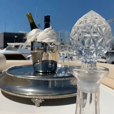 Botel Luxe Marina 22 Meters Yacth *