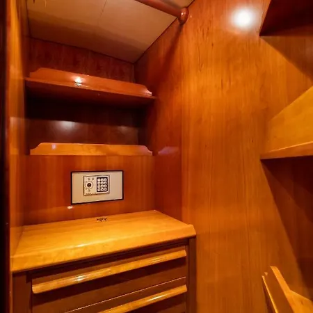 Luxe Marina 22 Meters Yacth Botel *