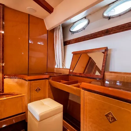 Luxe Marina 22 Meters Yacth Botel Barcelona