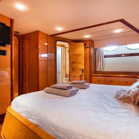 Luxe Marina 22 Meters Yacth Botel Barcelona